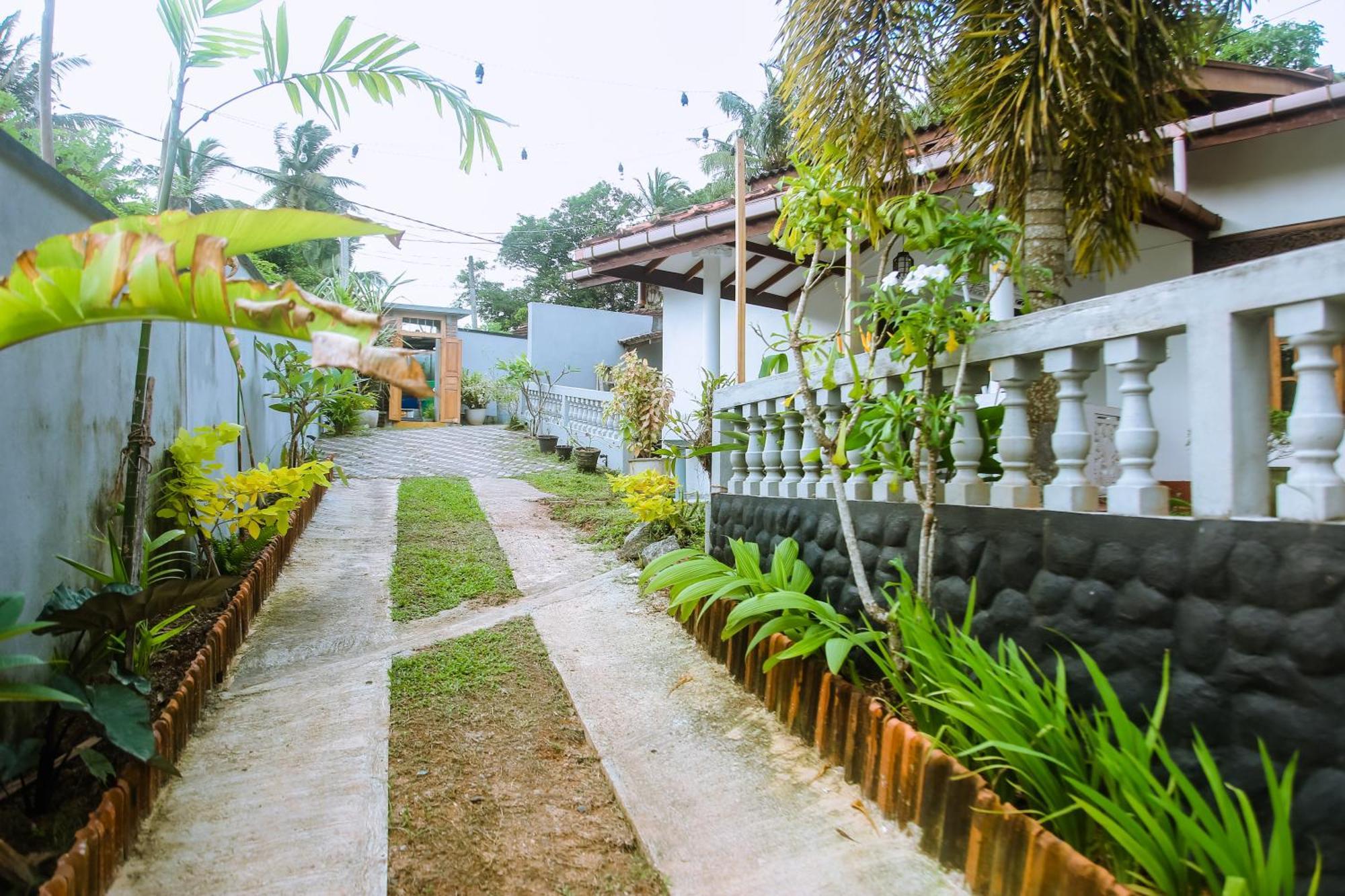 Blue Sky Hotel Mirissa Exterior foto